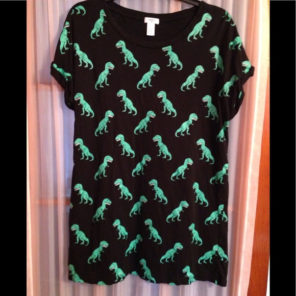 Forever 21 Tops - Dino shirt oversize